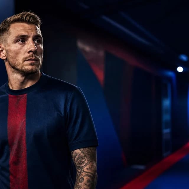 KI-Porträt von Lucas Digne