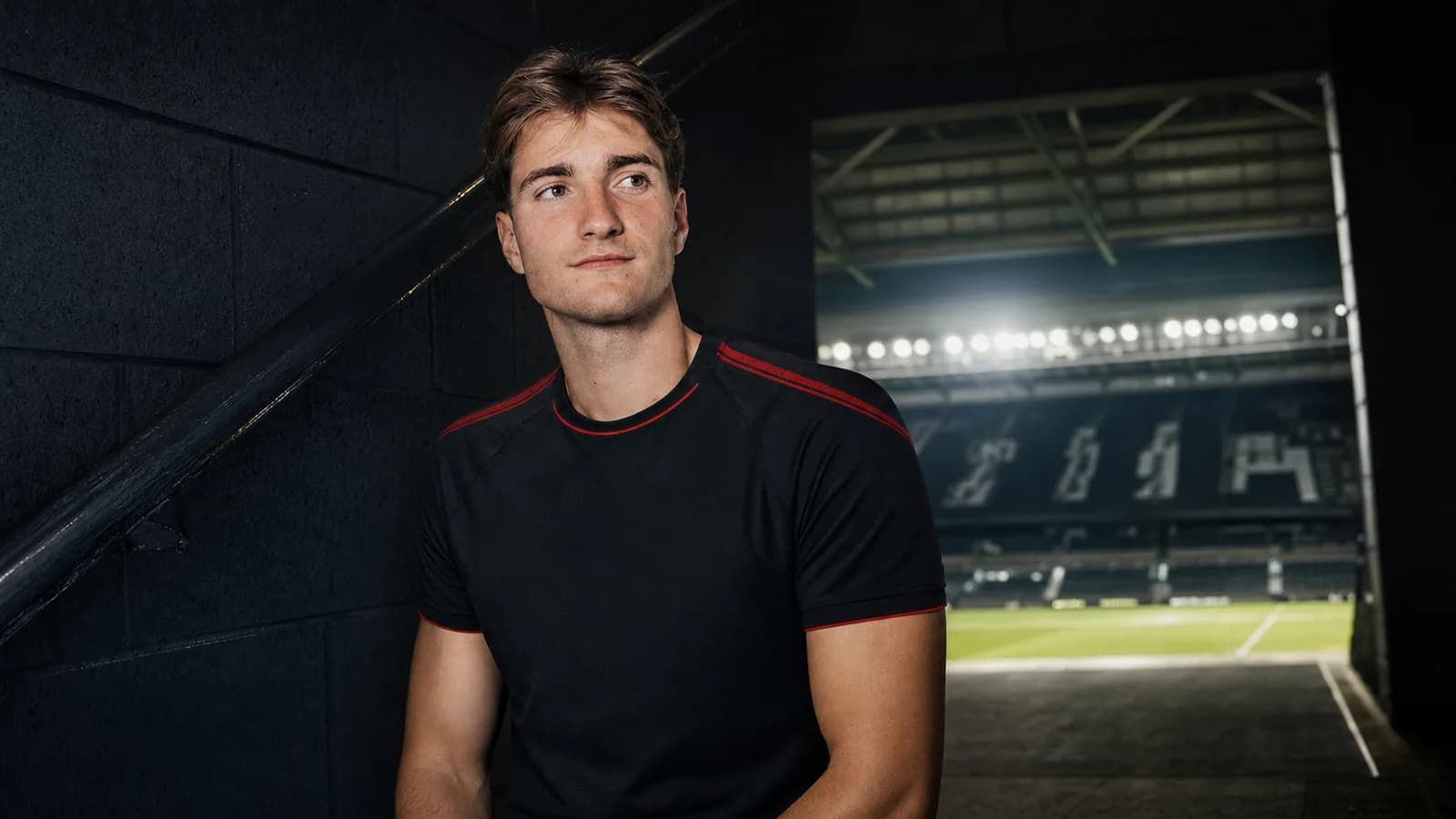 Illustrazione realizzata con IA per la notizia di mercato su César Palacios e Fulham FC