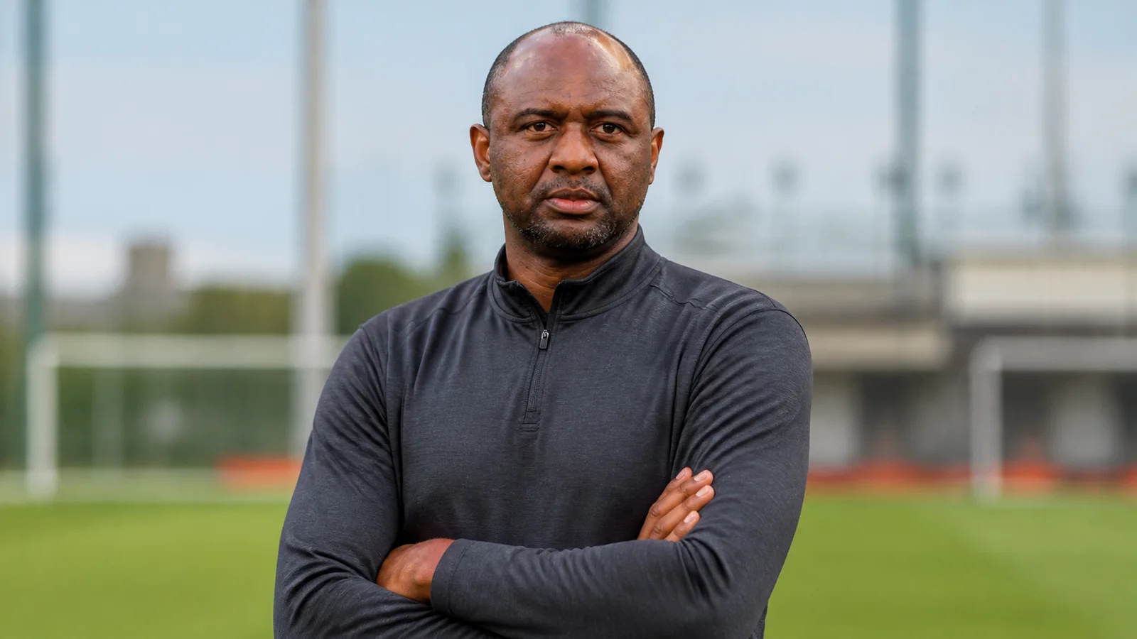 Illustrazione realizzata con IA per la notizia sull’allenatore su Patrick Vieira e Senegalesische Nationalmannschaft
