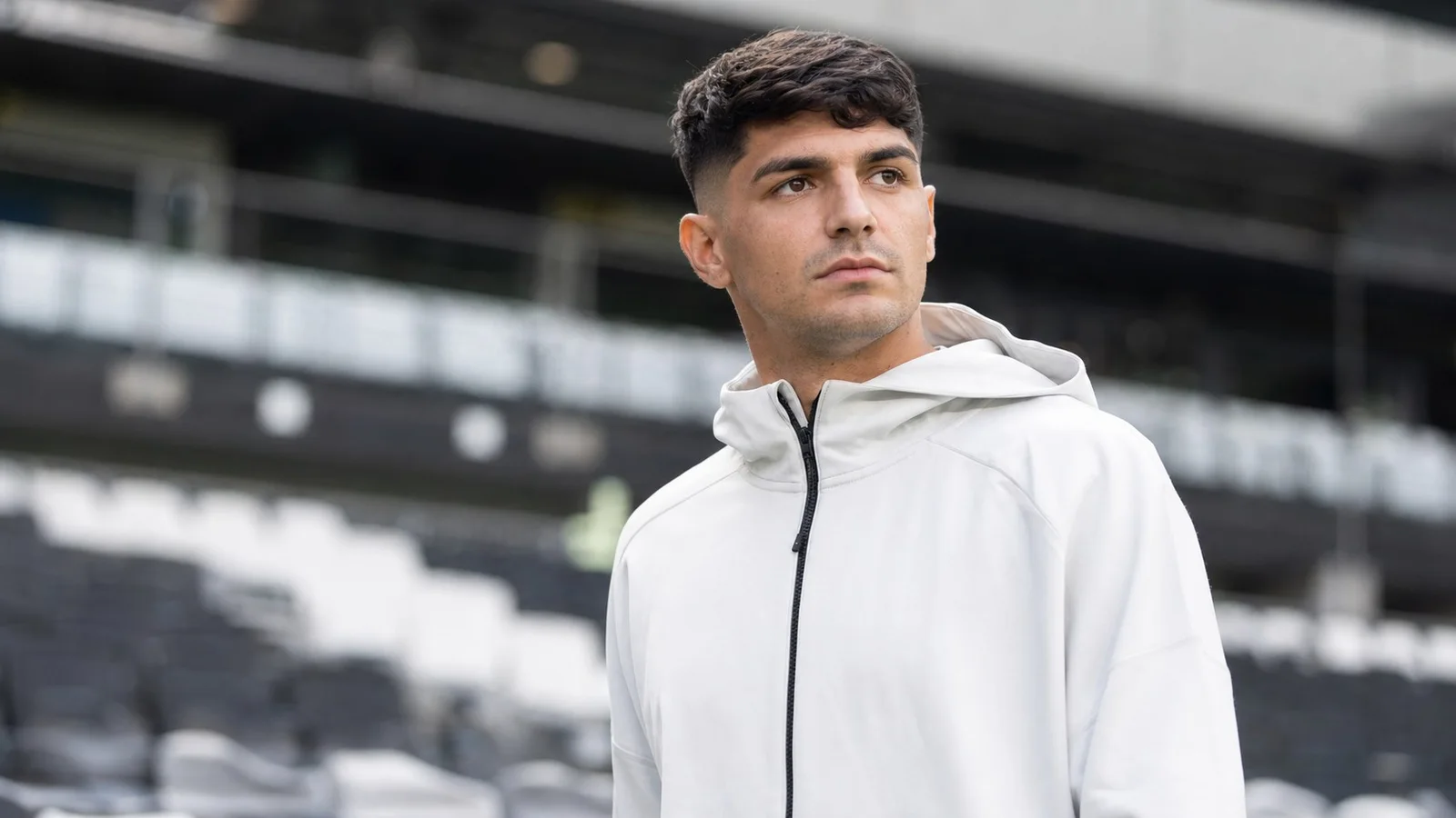 KI-Illustration zur Transfermeldung über Raoul Bellanova und Fulham FC